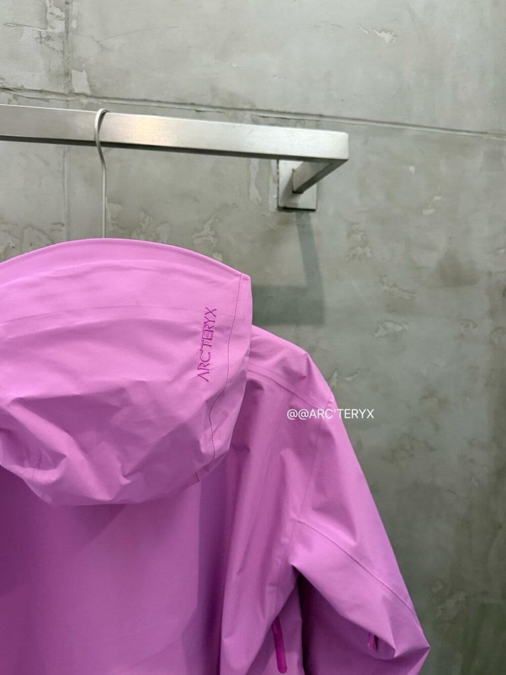 Arcteryx Beta Series Beta LT JacketHooded Hardshell Jacket, Size M - Picture 2 of 6